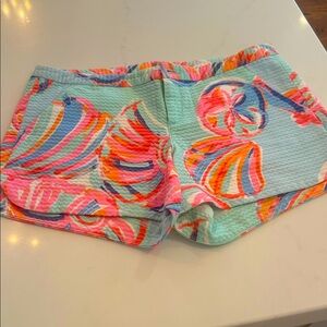 Lilly Pulitzer Multicolor Addie shorts in Sand-dollar shells print in size 0